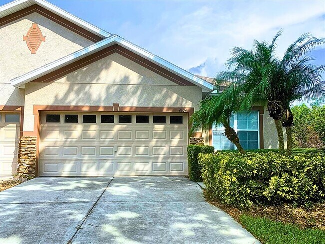 7404 Surrey Wood Ln in Apollo Beach, FL - Building Photo - Building Photo