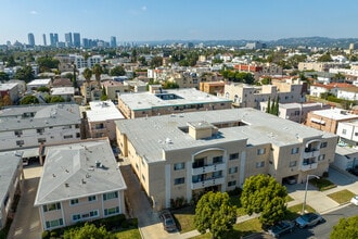 1025 S Holt Ave in Los Angeles, CA - Building Photo - Building Photo