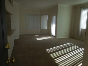 5345 E Van Buren St, Unit 316 in Phoenix, AZ - Building Photo - Building Photo