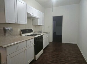 528 Valley Brook Ave in Lyndhurst, NJ - Building Photo - Building Photo