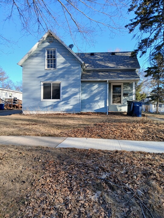 612 W Laurel St in Fergus Falls, MN - Building Photo
