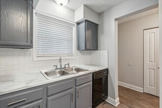 Piccadilly Apartments in Goodlettsville, TN - Building Photo - Building Photo