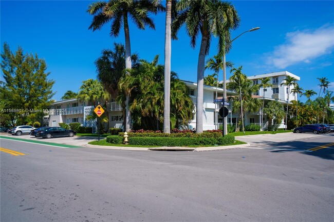 1185 98th St, Unit 8 in Bay Harbor Islands, FL - Foto de edificio - Building Photo