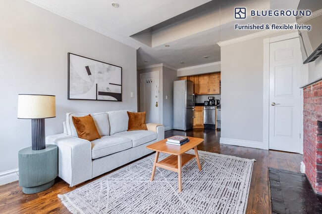 562 Hudson St in New York, NY - Building Photo - Building Photo