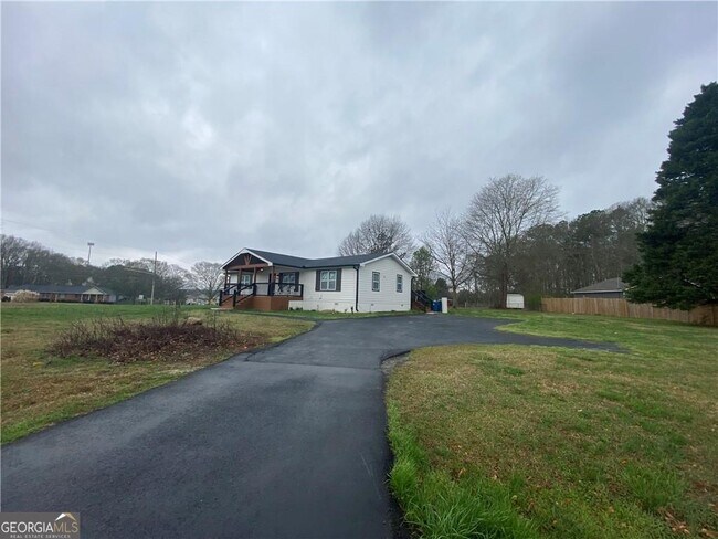 318 Willowwind Dr in Loganville, GA - Building Photo - Building Photo