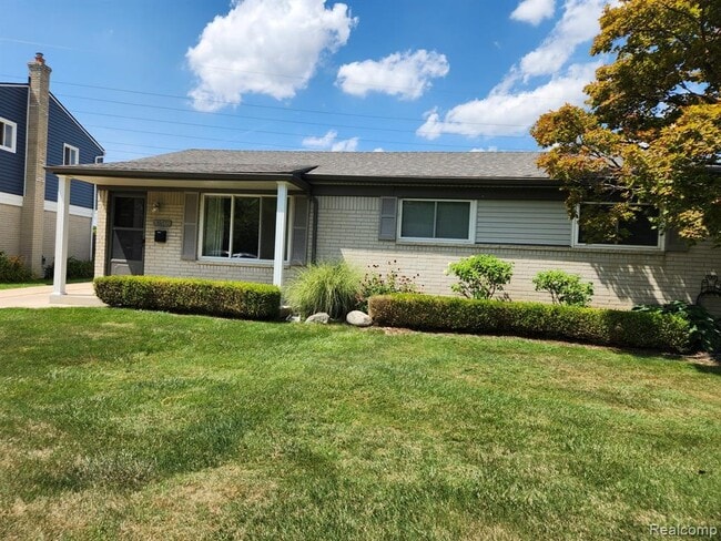 30569 Westmore Dr in Madison Heights, MI - Foto de edificio - Building Photo