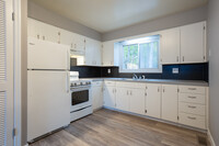 Pine Forest Apartments & Townhomes in Holland, MI - Building Photo - Interior Photo