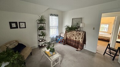 509 E Maple St, Unit 2nd Floor Apartment in River Falls, WI - Foto de edificio - Building Photo