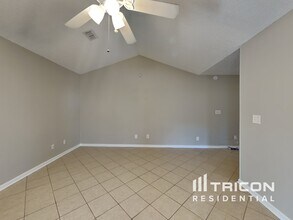 38750 James Ct in Zephyrhills, FL - Building Photo - Building Photo