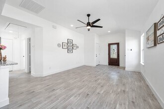 5130 Riverwood Dr in Richmond, TX - Foto de edificio - Building Photo