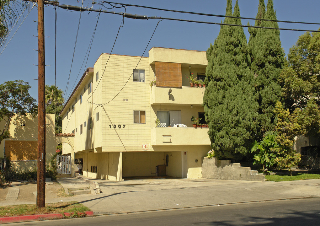 1307 N Fuller Ave in Los Angeles, CA - Building Photo