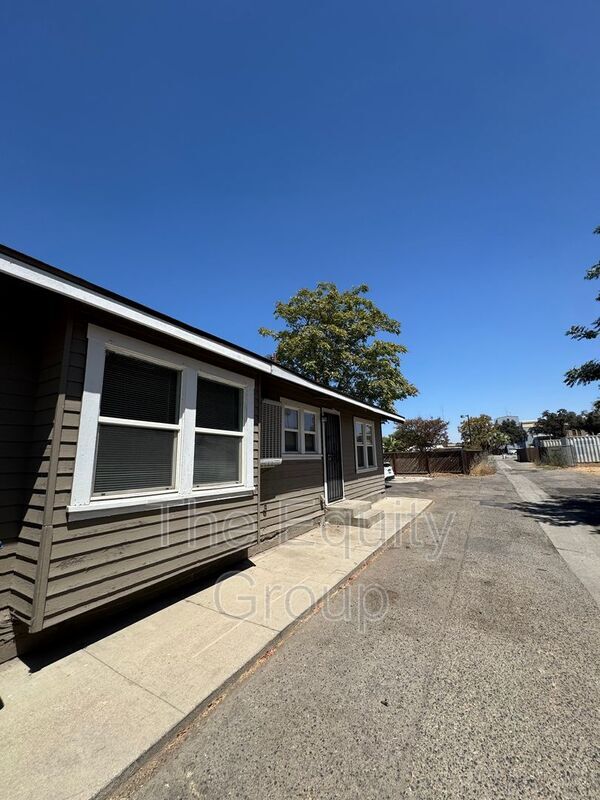 435 N Redington St in Hanford, CA - Building Photo - Building Photo