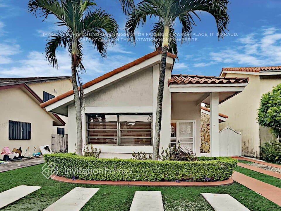 9142 Grand Canal Dr in Miami, FL - Building Photo