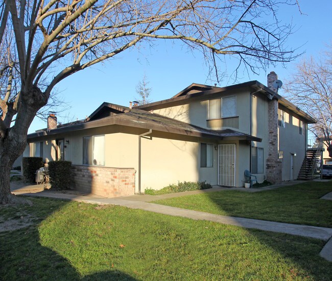 Cypress Meadows in Sacramento, CA - Building Photo - Building Photo