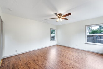 1812 Alma Dr in Kelso, WA - Building Photo - Building Photo