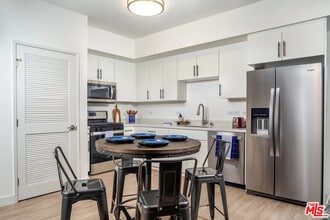 10568 Gateway Prom in El Monte, CA - Foto de edificio - Building Photo