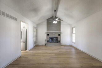 902 Kingston Ct in Liberty, MO - Building Photo - Building Photo