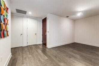 1505 Elm St in Dallas, TX - Foto de edificio - Building Photo