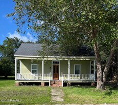 210 Kathryn St in New Iberia, LA - Building Photo