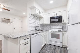 Landing at Malabu in Lexington, KY - Building Photo - Interior Photo