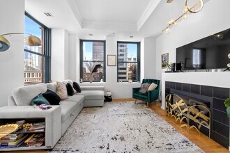 208 W Washington St, Unit 2104 in Chicago, IL - Building Photo - Building Photo