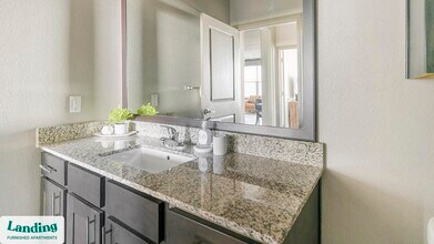 99 W Cedar Bayou Lynchburg Rd in Baytown, TX - Foto de edificio - Building Photo