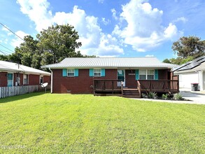 16808 Junipero Ave in Panama City Beach, FL - Foto de edificio - Building Photo