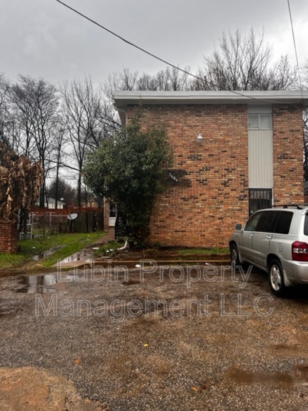 2086 Hubert Ave in Memphis, TN - Foto de edificio - Building Photo