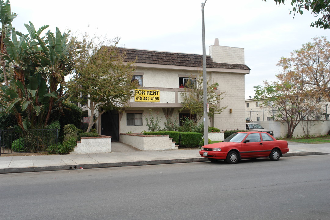 9052 Cedros Ave in Van Nuys, CA - Foto de edificio