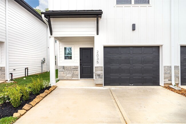 2035 Longmire Villas Ct in Conroe, TX - Building Photo - Building Photo