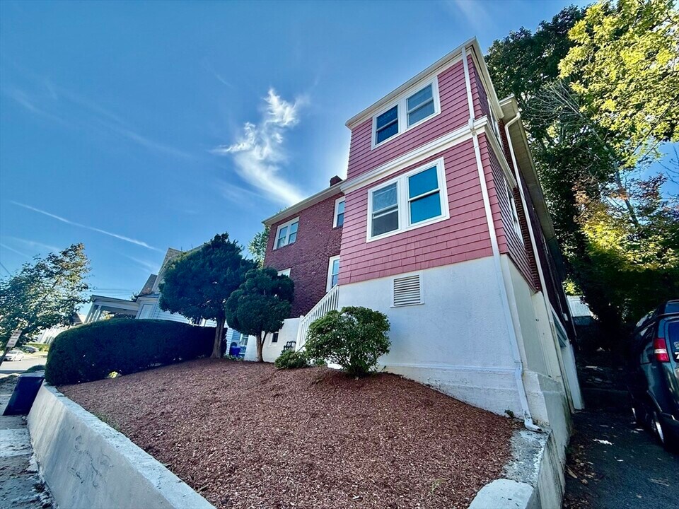 62 Algonquin Rd in Newton, MA - Foto de edificio