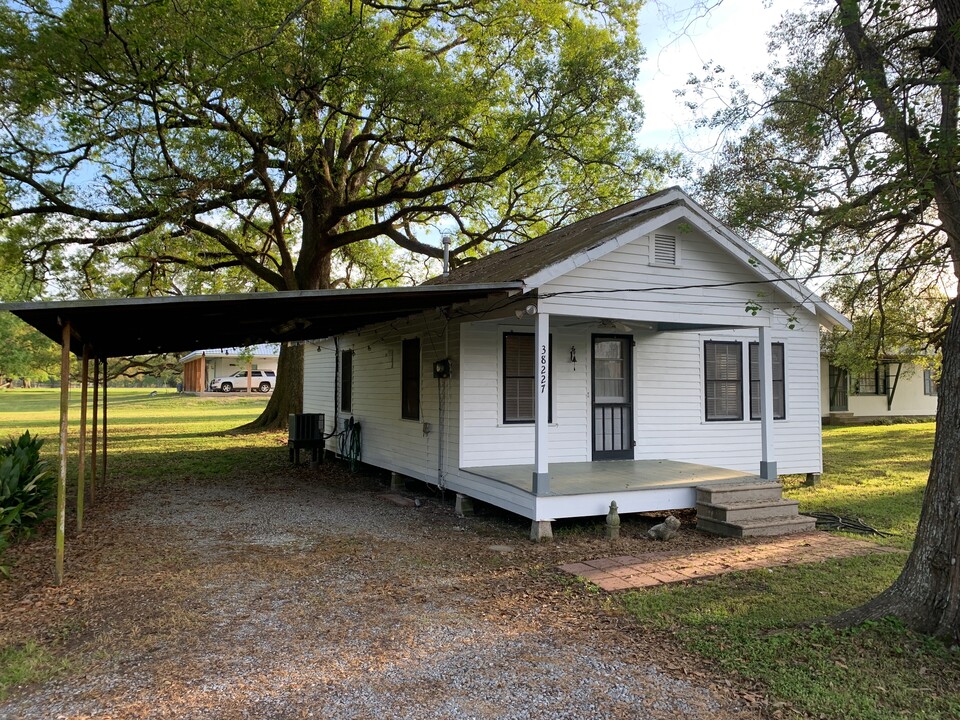 38227 Highway 74 in Gonzales, LA - Building Photo