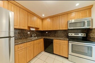 8101 SW 72nd Ave, Unit 414W in Miami, FL - Building Photo - Building Photo