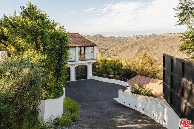 1666 Summitridge Dr in Beverly Hills, CA - Building Photo - Building Photo