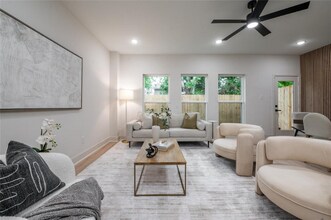 8122 Corinth St in Houston, TX - Foto de edificio - Building Photo