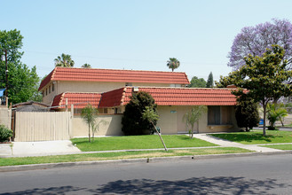 207 E Wakefield Ave in Anaheim, CA - Foto de edificio - Building Photo