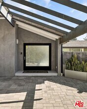 1255 N Bundy Dr in Los Angeles, CA - Building Photo - Building Photo