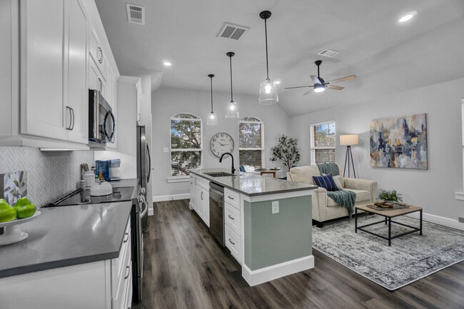 1201 Apache Lake Dr, Unit Apartment Above Garage in Carrollton, TX - Foto de edificio - Building Photo