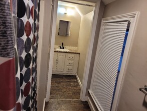 1010 N Pine St, Unit B in Lansing, MI - Foto de edificio - Building Photo