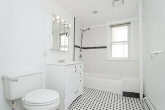 14 E Milton Rd, Unit 4A in Brookline, MA - Building Photo - Building Photo
