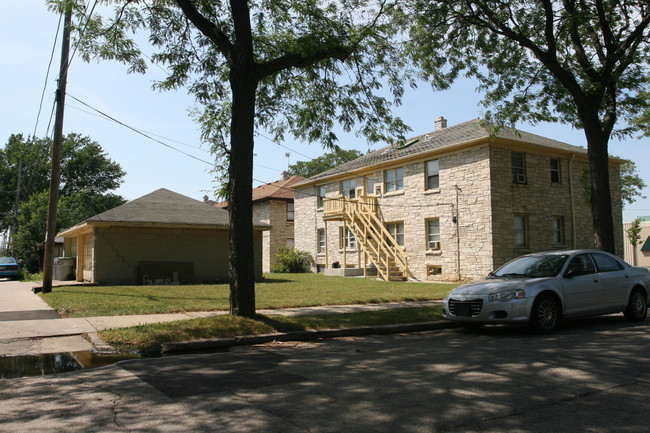 2605 W Capitol Dr in Milwaukee, WI - Foto de edificio - Building Photo