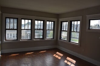 92 Trowbridge St, Unit 2 in Buffalo, NY - Foto de edificio - Building Photo