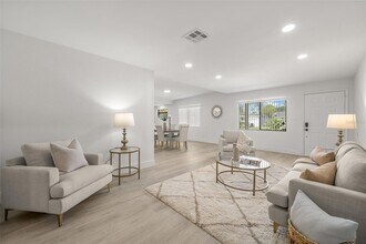 4135 Des Moines St NE, Unit 208-4 in St. Petersburg, FL - Building Photo - Building Photo