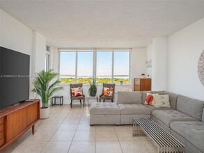 5005 Collins Ave in Miami Beach, FL - Building Photo - Building Photo