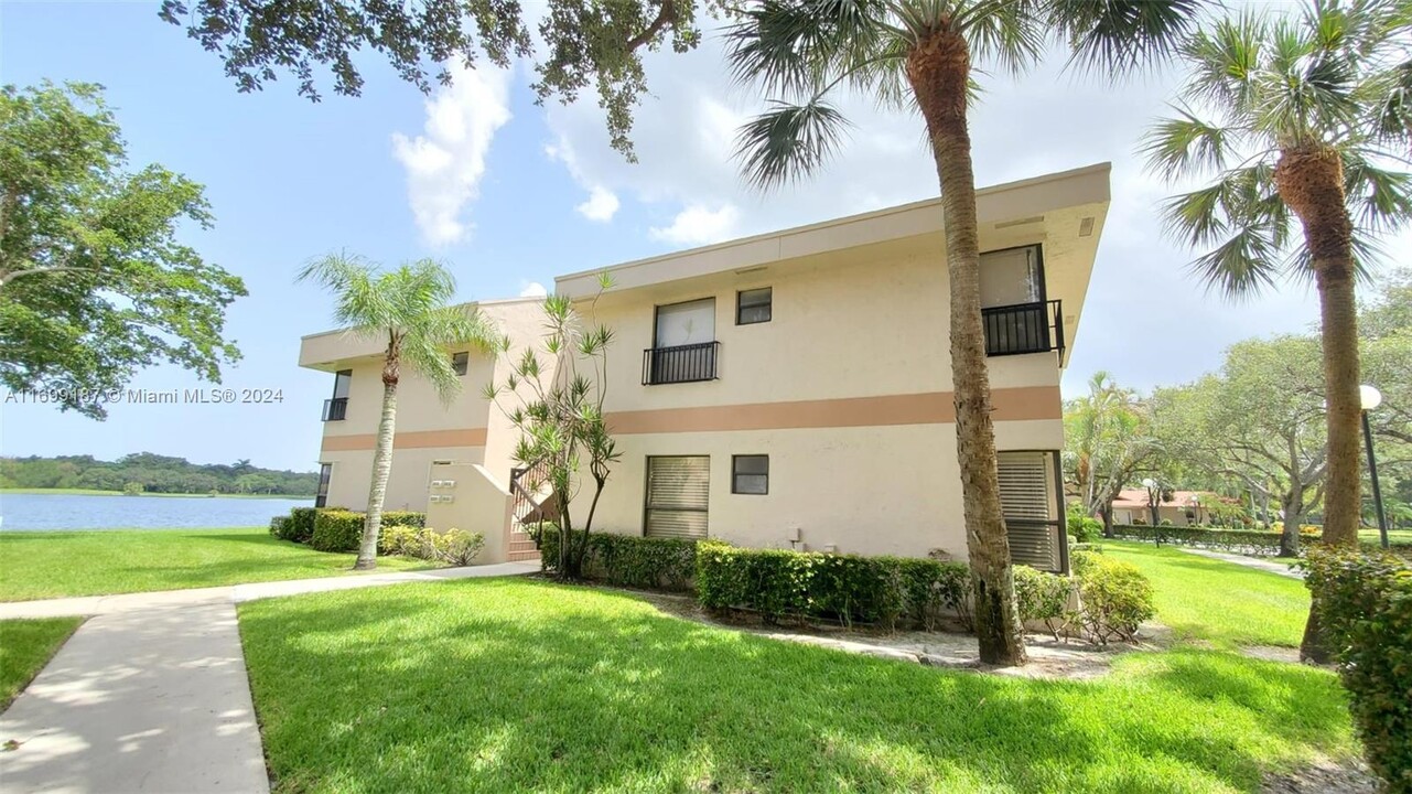 2828 Carambola Cir S in Coconut Creek, FL - Building Photo