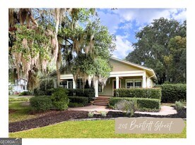 208 Bartlett St in St. Marys, GA - Building Photo