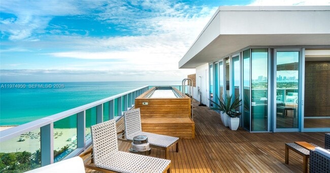 2901 Collins Ave in Miami Beach, FL - Foto de edificio - Building Photo