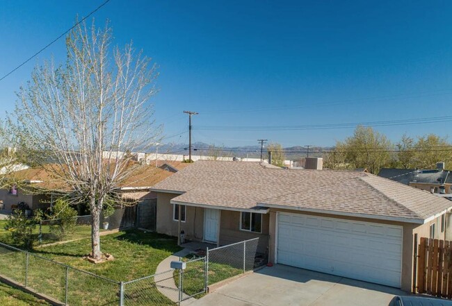 262 E Ave P1 in Palmdale, CA - Foto de edificio - Building Photo