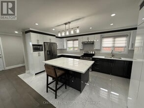 3941 Longo Cir in Mississauga, ON - Building Photo - Building Photo