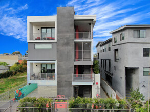 747 Lillian Way in Los Angeles, CA - Building Photo - Building Photo